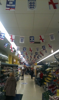 © Robert Rotifer Flaggen im Supermarkt